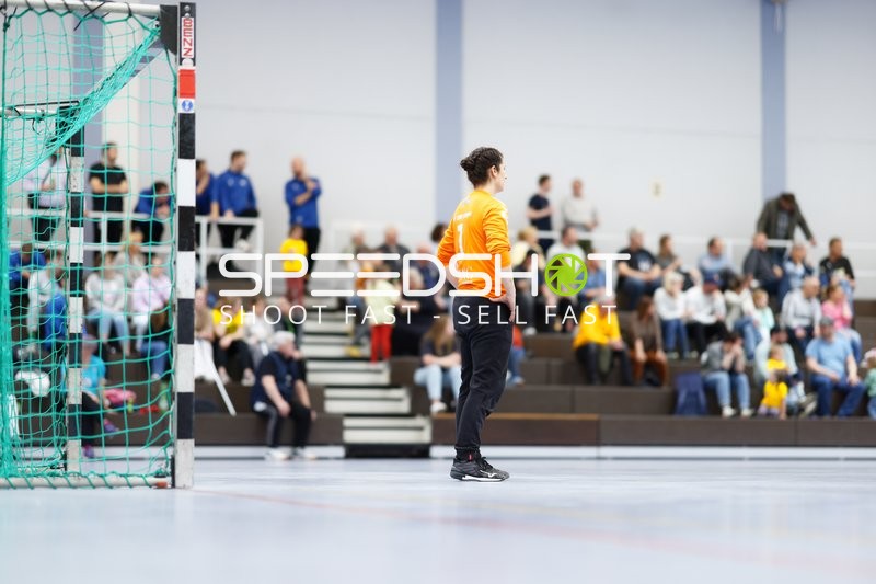 Torwart in Ruhe vor dem Tor