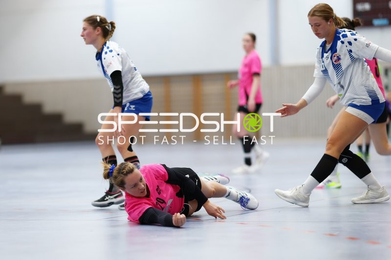 Spielerin fällt auf den Hallenboden