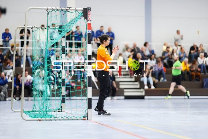 Schiedsrichter klatscht neben dem Tor