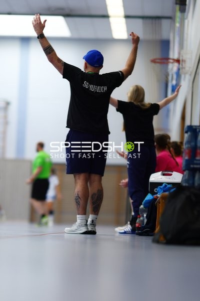 Trainer der SG Nußloch hebt die Arme