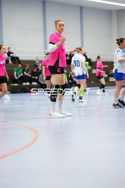 Spielerinnen von TV Edingen und SG Nußloch in Aktion