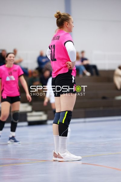 Spielerin der SG Nußloch wartet aufmerksam im Spiel