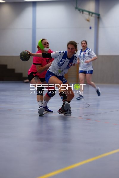 Intensiver Zweikampf im Handballspiel