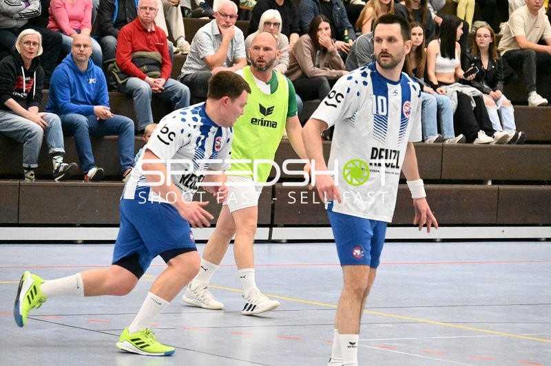 Handballspieler in Aktion während Ligaspiel