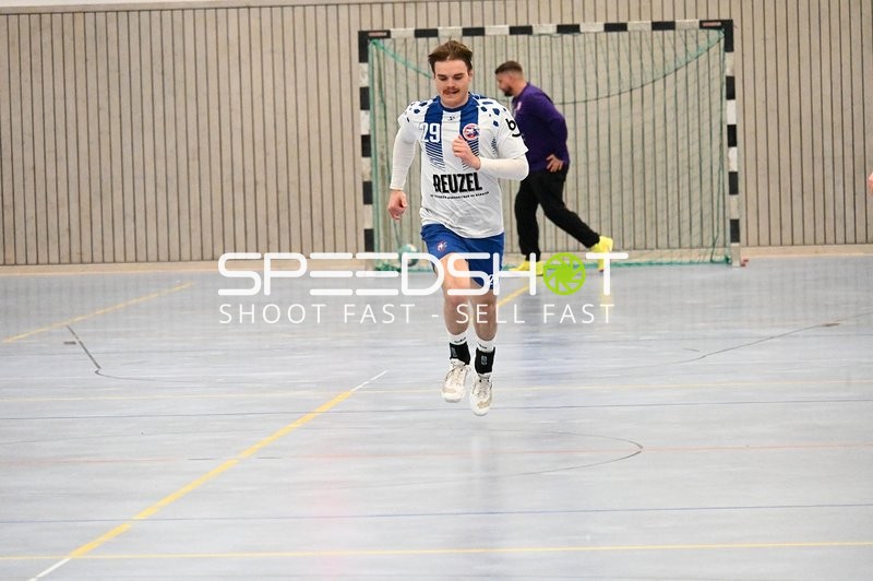 Spieler von TVE - Edinger Haie läuft in der 1. Halbzeit