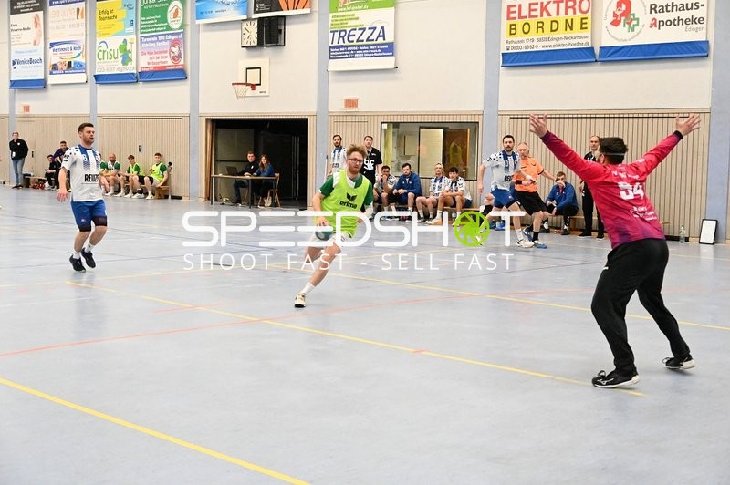 Spieler von TV Edingen beim Torwurf gegen TV Friedrichsfeld