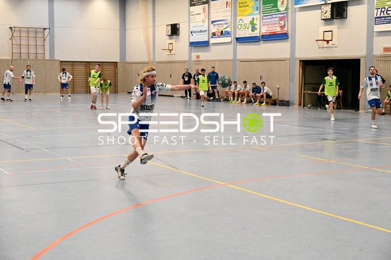 Handballspieler wirft im Ligaspiel