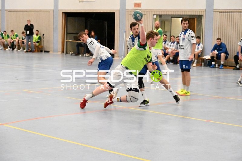 Handballaktion mit Wurf am Tor