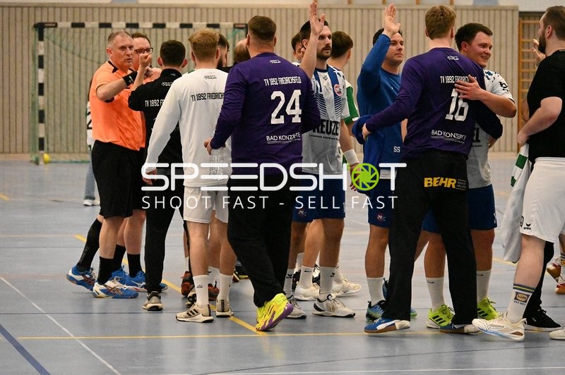 Spieler tauschen Handshakes nach Unterbrechung