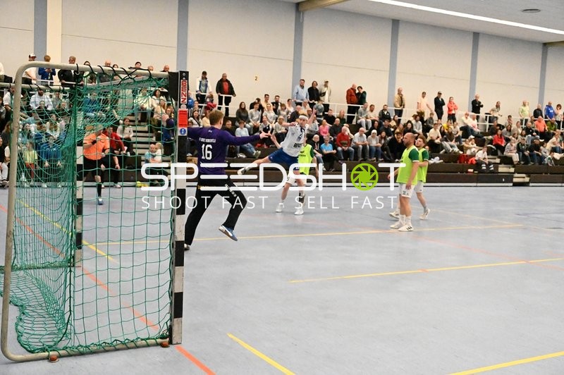 Spannender Sprungwurf bei Handballmatch