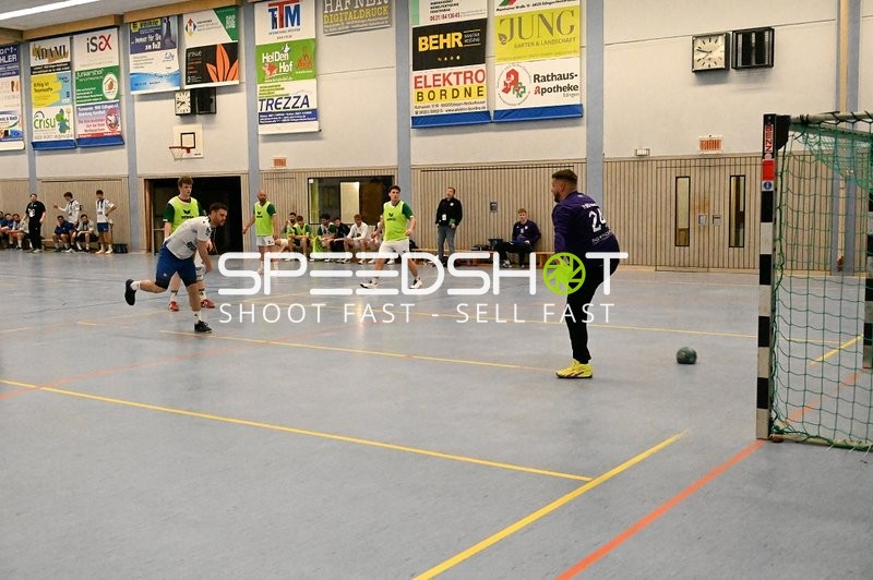 Torwurf im Handballspiel zwischen TV Edingen und TV Friedrichsfeld