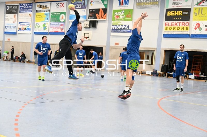 Sprungwurf bei der Aufwärmphase von TV Edingen