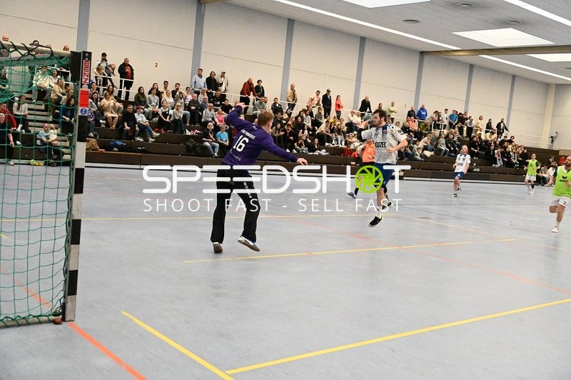 Wurf aufs Tor während des Handballspiels