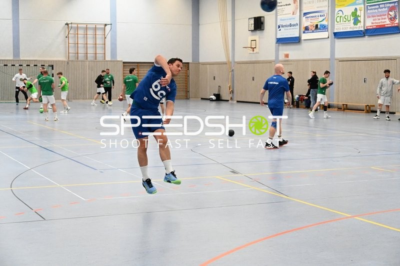 Spieler von TV Edingen wirft Handball