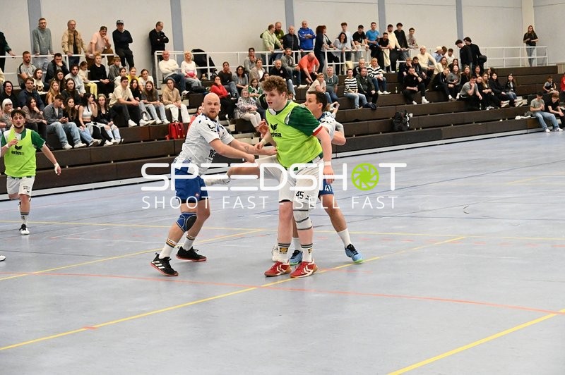 Intensiver Zweikampf beim Handballspiel