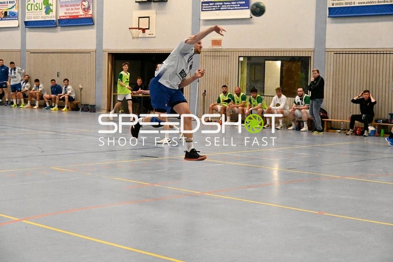 Spieler von TV Edingen beim Wurf