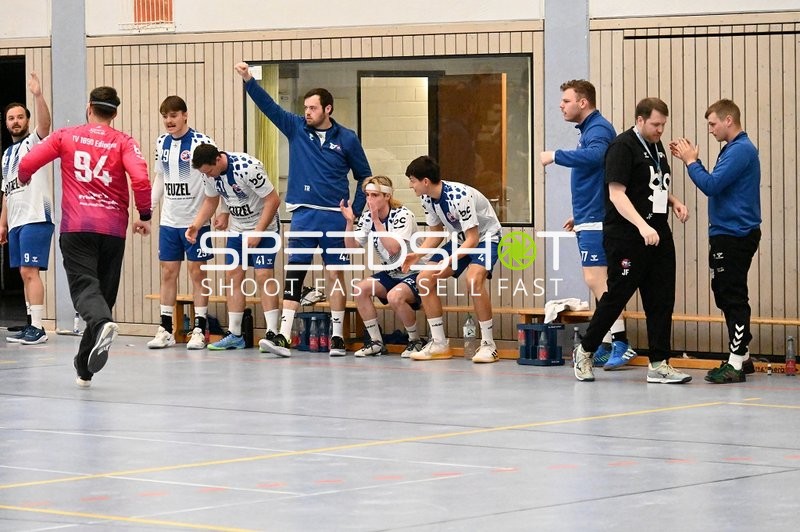 Spieler der Edinger Haie verlässt das Spielfeld