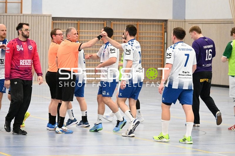 Interaktion zwischen Schiedsrichter und Team TVE - Edinger Haie