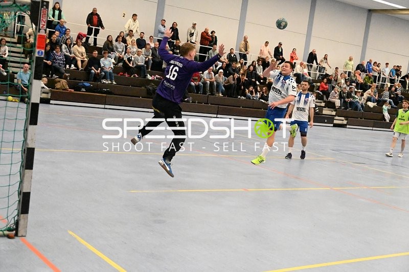 Torwurf und Abwehr im Handballspiel