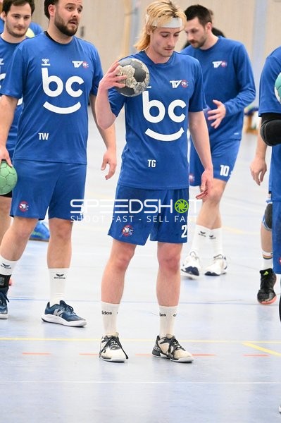 Spieler von TVE - Edinger Haie wärmen sich auf