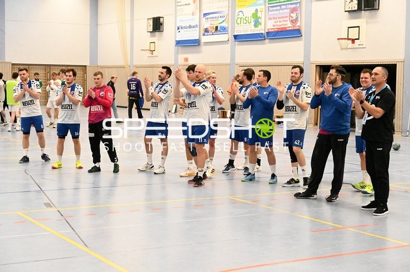 Spieler des TVE applaudieren in der 1. Halbzeit