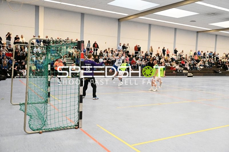 Torwurf während des Spiels zwischen TV Edingen und TV Friedrichsfeld