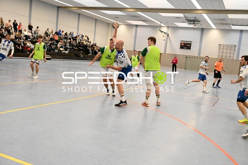 Spieler von TV Edingen beim Wurf