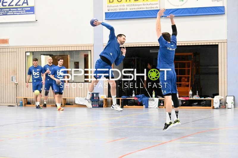 Handballspieler wirft beim Aufwärmen