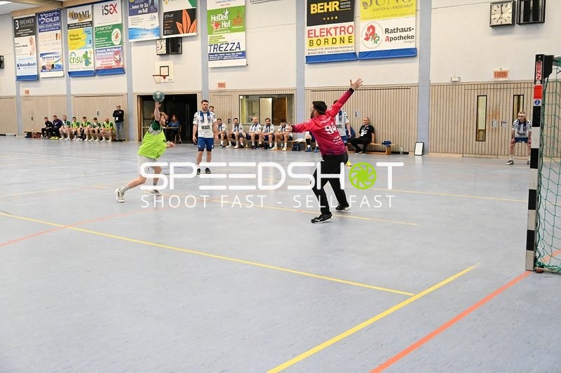 Handballwurf auf das Tor