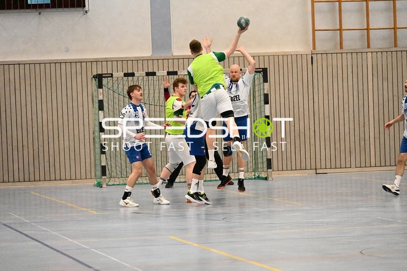 Sprungwurf im Handballspiel zwischen TV Edingen und TV Friedrichsfeld