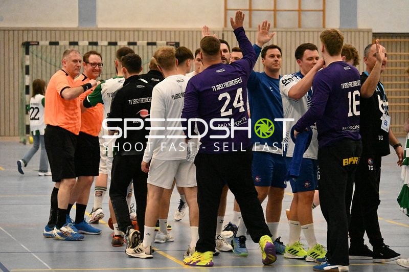 Spielerbegrüßung nach dem Spielende in Edingen