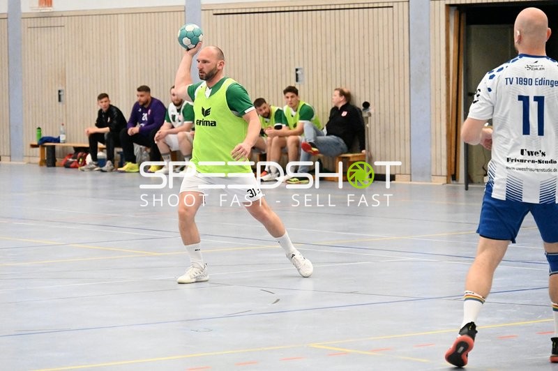 Spieler von TV Friedrichsfeld wirft den Ball
