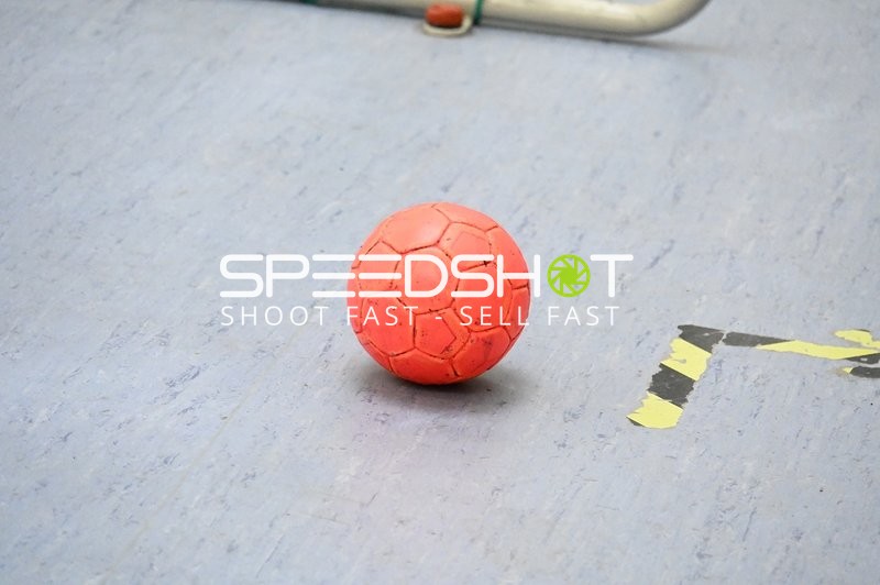Handball auf dem Hallenboden
