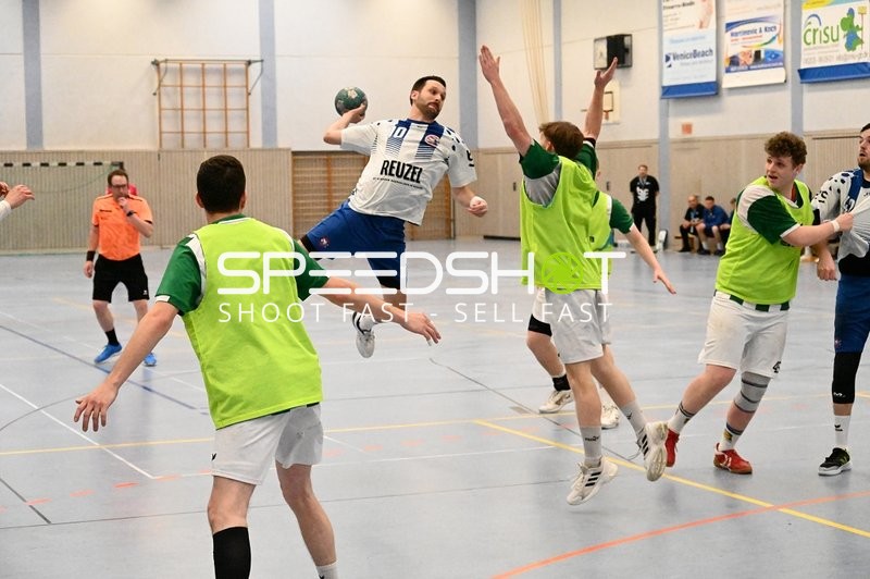 Sprungwurf im Handballspiel zwischen Edingen und Friedrichsfeld