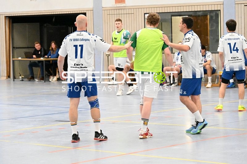 Diskussion der Spieler des TVE - Edinger Haie vor dem Spiel