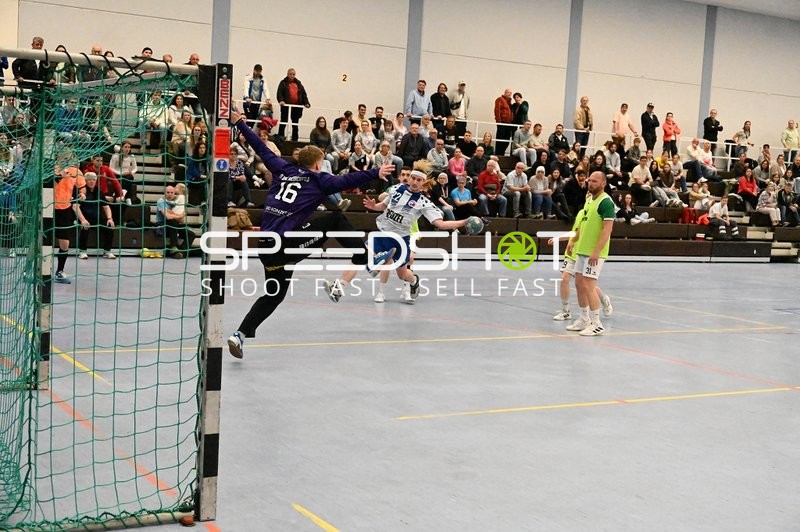 Spieler von TV Edingen beim Wurf gegen Torwart