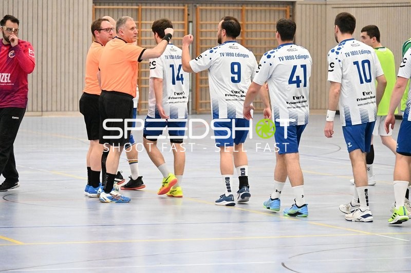 Diskussion zwischen Schiedsrichter und TVE-Spielern