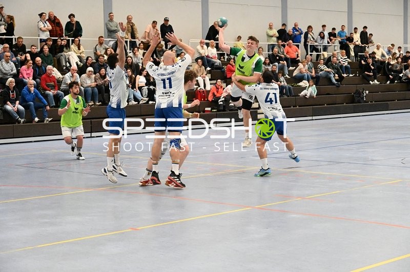 Dramatischer Sprungwurf im Spiel zwischen TV Edingen und TV Friedrichsfeld