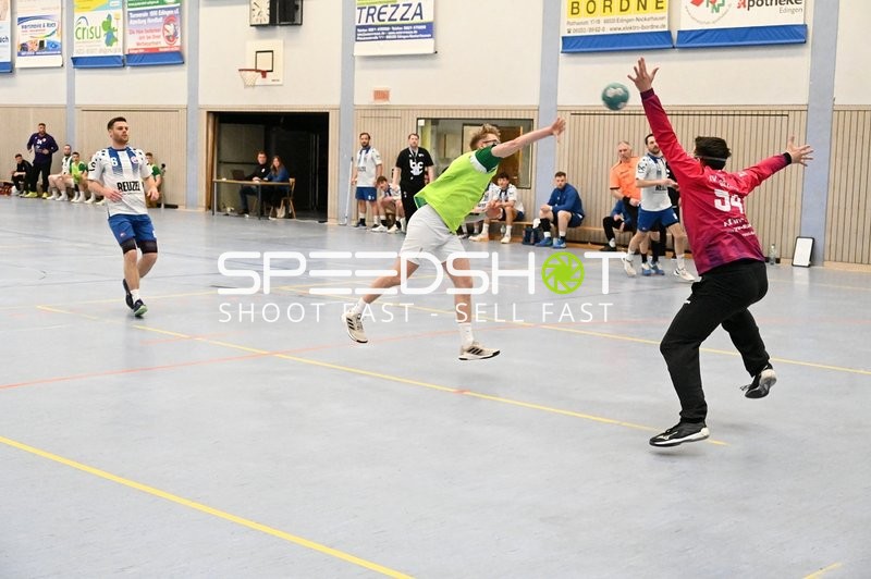 Spieler von TV Friedrichsfeld wirft auf das Tor