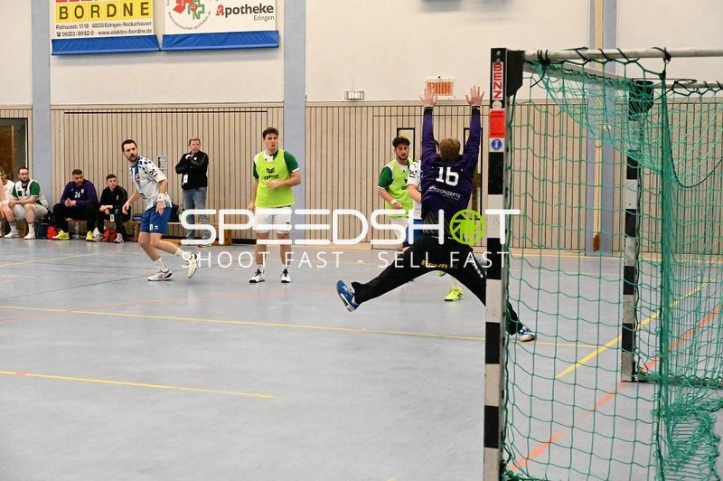 Schussversuch auf das Tor von TV Friedrichsfeld