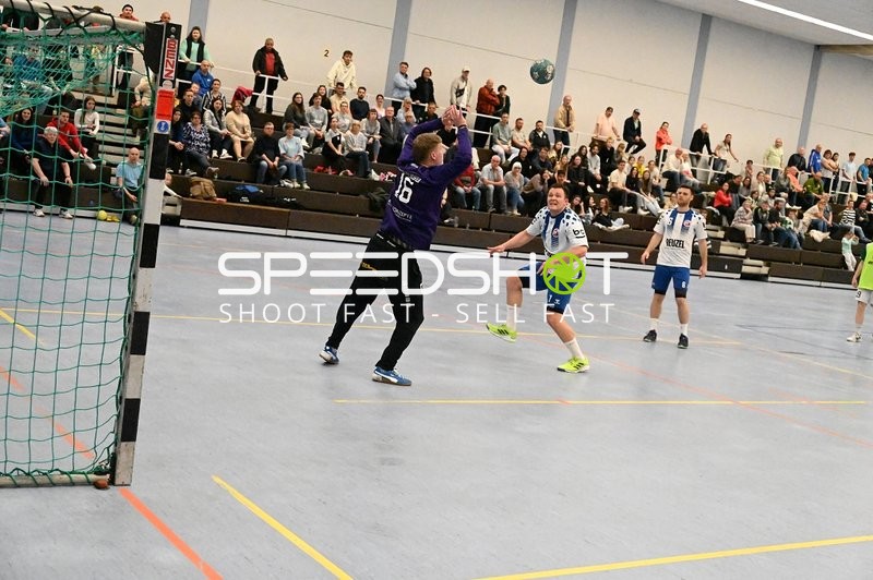 Wurf auf das Tor bei TV Edingen vs TV Friedrichsfeld