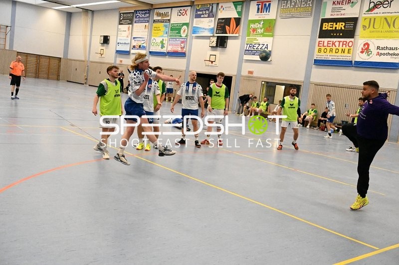 Spieler von TV Edingen beim Wurf auf das Tor