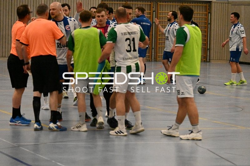 Spielergruppe bei Besprechung in der 1. Halbzeit