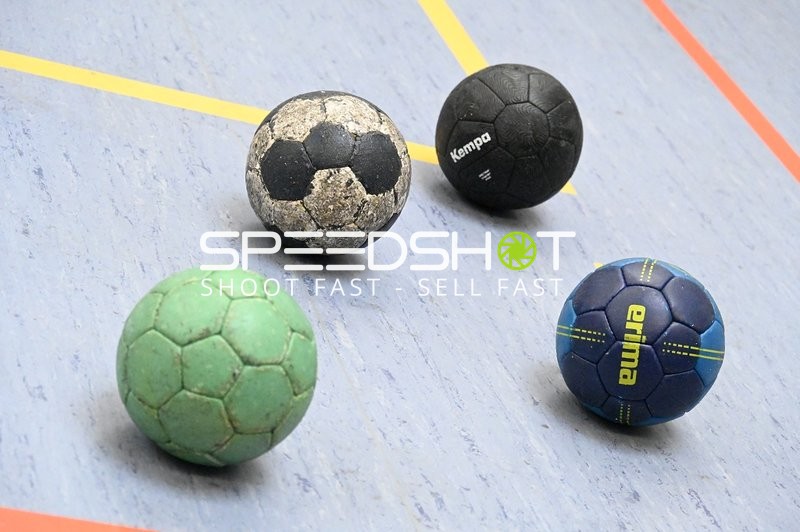 Handbälle auf dem Spielfeld