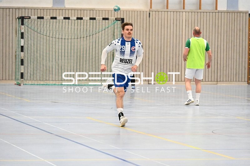 Max Mustermann läuft in Richtung Tor