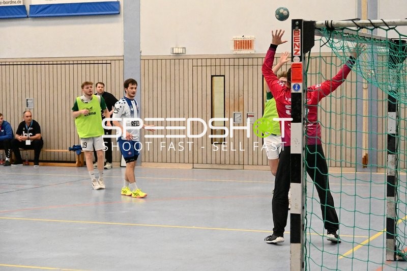 Dynamischer Wurf auf das Tor in der Edinger Großsporthalle