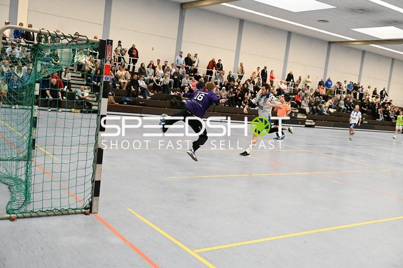 Torwart in lila Trikot Nummer 16 wehrt Wurf ab