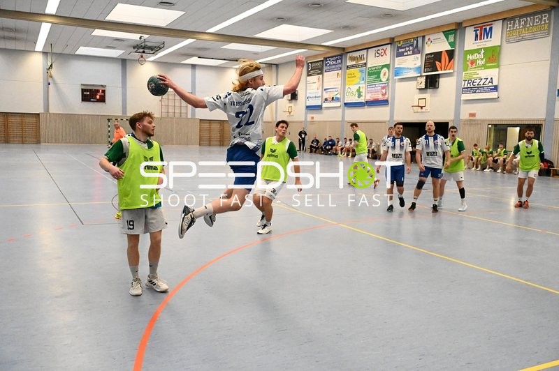 Dynamischer Sprungwurf im Handballspiel