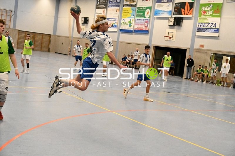 Sprungwurf von TVE-Spieler