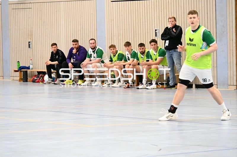 Spieler der Edinger Haie beim Aufwärmen